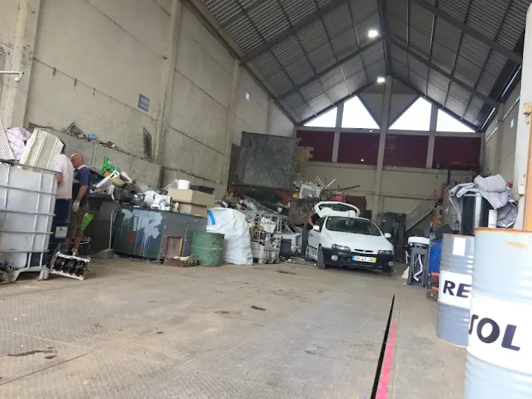 Báscula e metais dentro do armazém da Recintra em Sintra