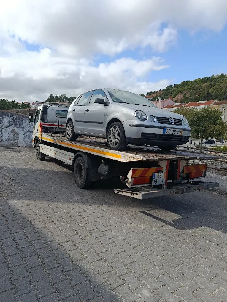 Viatura de recolha de sucata da Recintra em Lisboa