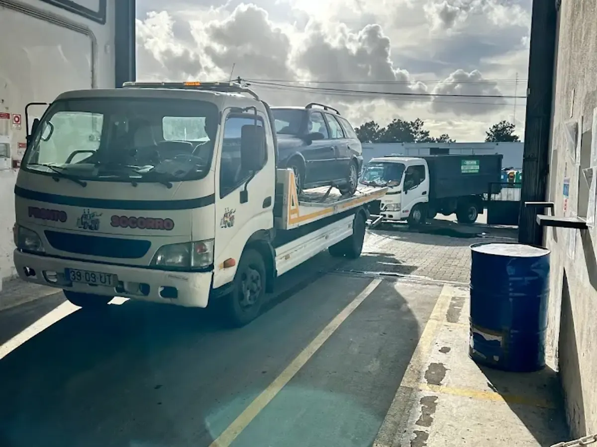 Viatura de recolha de sucata da Recintra na Amadora