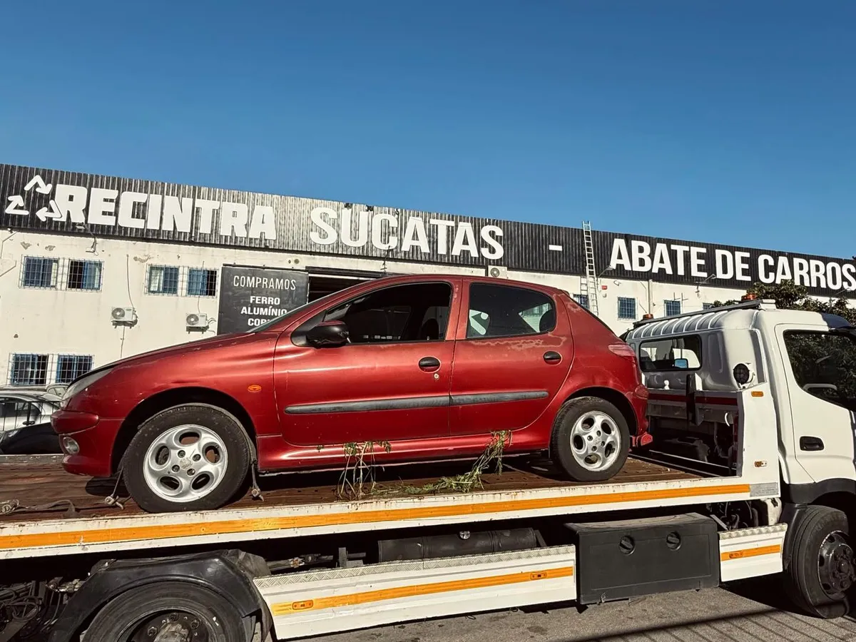 Reboque da Recintra com um veículo em frente às instalações da Moita